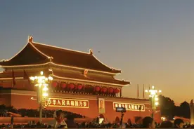 热度最高国内旅游城市北京：国庆日超30万人天安门广场观升旗，有人提前6小时排队图片
