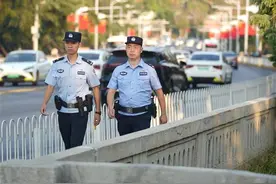国庆假期，武汉公安推行“服务警务”守护游客平安图片