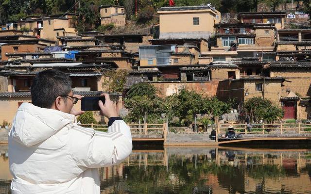 彝乡展新韵   人在画中游