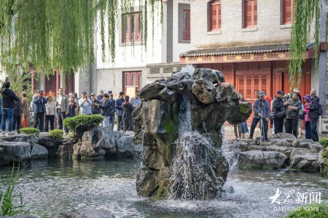 “月牙飞瀑”引来围观，游人踏水赏泉