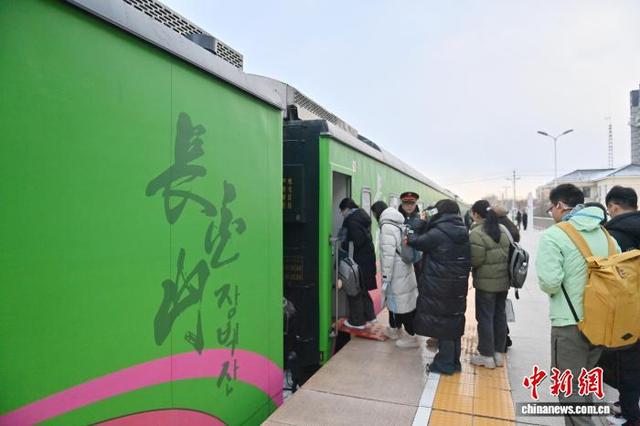 吉林龙井开往长白山的“雪国专列”尽显民俗风情