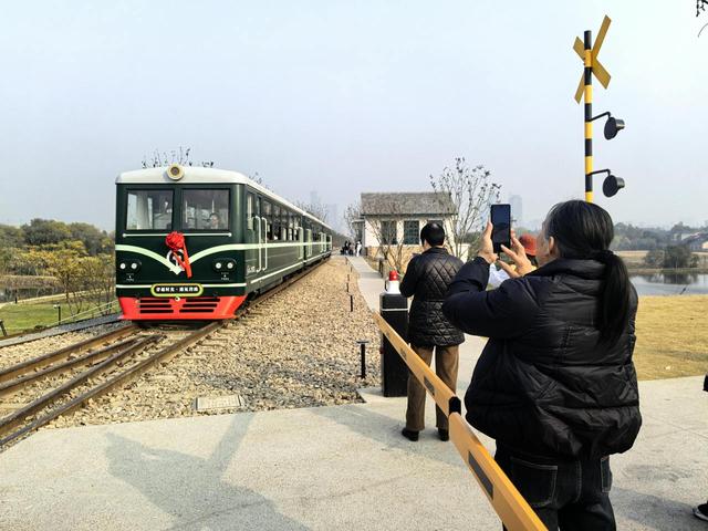 复古绿皮小火车成了遛娃神器！杭州这处新公园“娃山娃海”