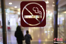 女子劝阻室内吸烟反遭“围攻” 禁烟不该被禁言图片