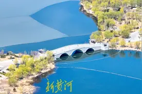 翠柳点缀水映蓝天，华山湖春光初现 | 镜相图片