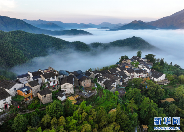 安徽黄山：云上村落画秋意