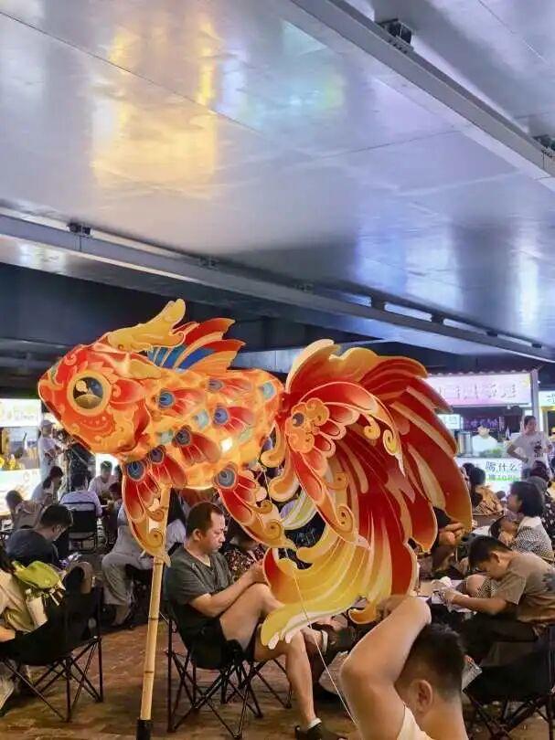 柳北烟火 |中秋夜！凤凰岭大桥把月亮「挂」在侗族飞檐下，邀你桥边赏月光、啃烤串，解锁3种神仙赏月姿势