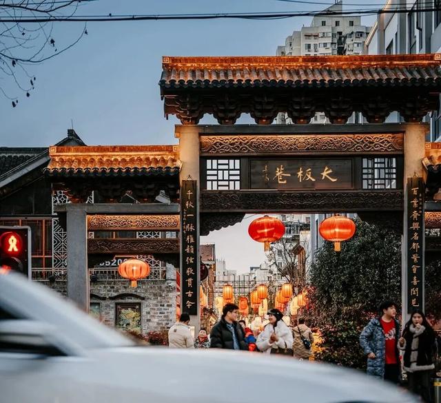 熙南里灯组已上线！马！住！了！