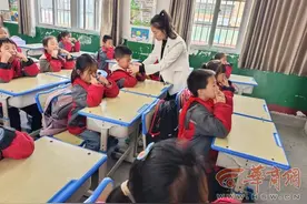 世界视力日 临潼区南屯小学开展“守护‘睛彩视界’班会”图片