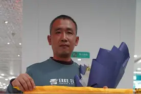 外套都没来得及脱！成都青年大明湖畔一跃而下 救起落水老人图片