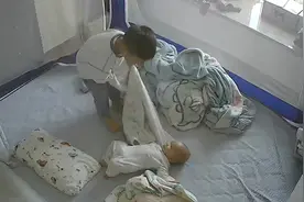 5个月婴儿遭被子捂脸10余秒不断挣扎，4岁哥哥火速赶到帮忙掀开丢远视频封面