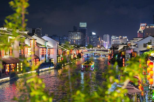 江苏无锡:京杭大运河秋日夜景美如画