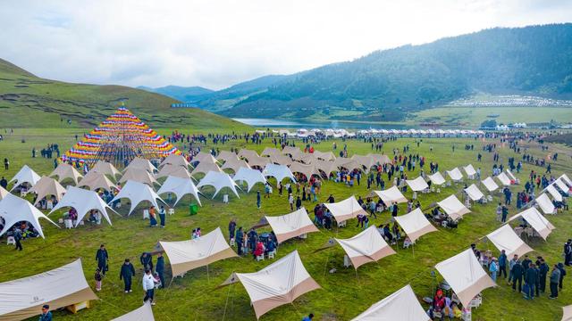 在“转山转海”的镜头中 重逢香格里拉湖