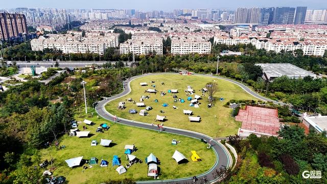 浮山草坪“长”满帐篷，青岛人的国庆浪漫藏在绿意里