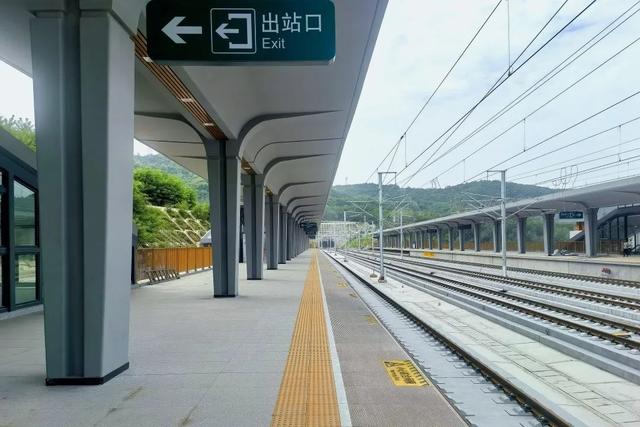 这条时速350公里高铁，首座新建站房完工！