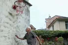 浙江爷孙打篮球视频点击超九百万，长辈关爱溢满农家自制球场图片