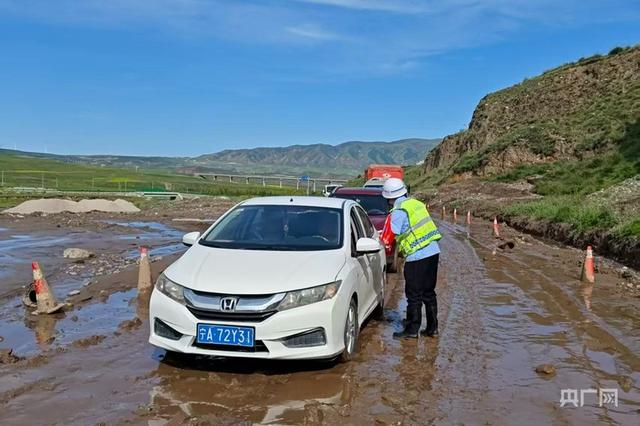 降雨引起泥石流致青海多地交通受阻