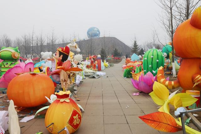 50米巨型孔雀门“领衔”迎春灯会！