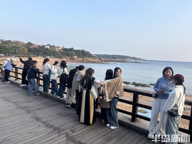 落日穿云洒海面，定格海滨温柔