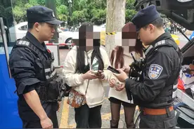 游客梧桐大道打卡手机掉进排水渠，民警脑筋急转弯借来夹子“打捞上岸”图片