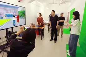 与校长的数字人合影！这所高职的毕业典礼有点酷图片