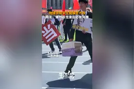 物理学院男生提“薛定谔的猫”走方阵 网友：果然卧龙身后必有凤雏……图片