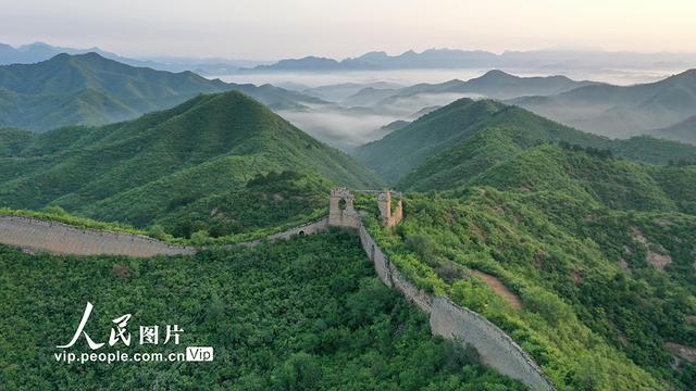北京密云：蟠龙山长城晨雾缥缈景美如画