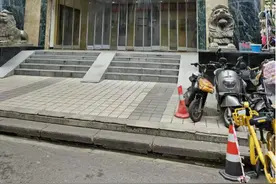 红火时租金30万元，还一铺难求！如今只要1万元，还有不少铺面转让！开了28年的大型批发市场“自救”，业主能否成功？图片