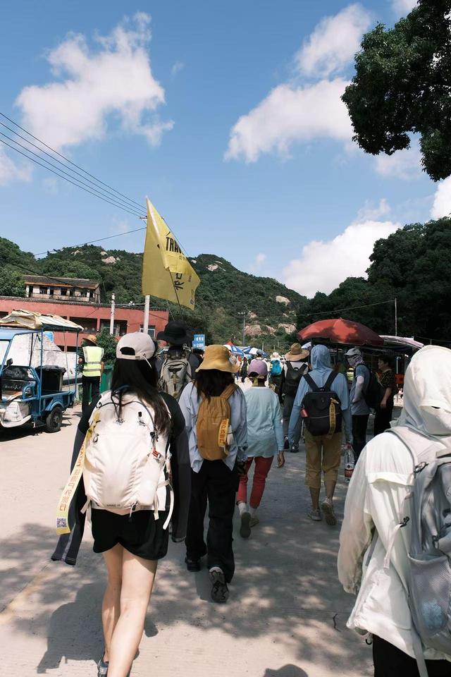 层林尽染云海翻浪 户外赏秋人气攀升：徒步先收这份保命指南