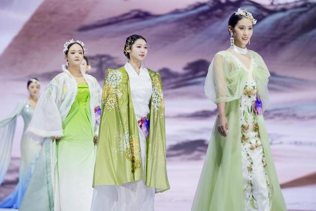 基卡依村获评世界“最佳旅游乡村”后 丹巴“美人谷”选美大赛向世界递出文旅闪耀名片