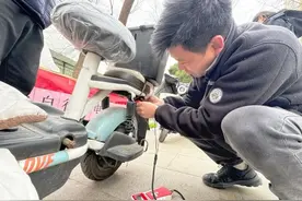 街道推出暖心服务，居民排着队给“小电驴”做体检图片