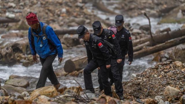 特写：守望“地球最深秘境”的藏蓝身影