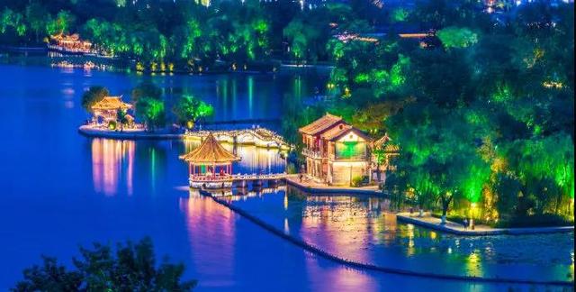 1922年，徐志摩在明湖乘船赏月