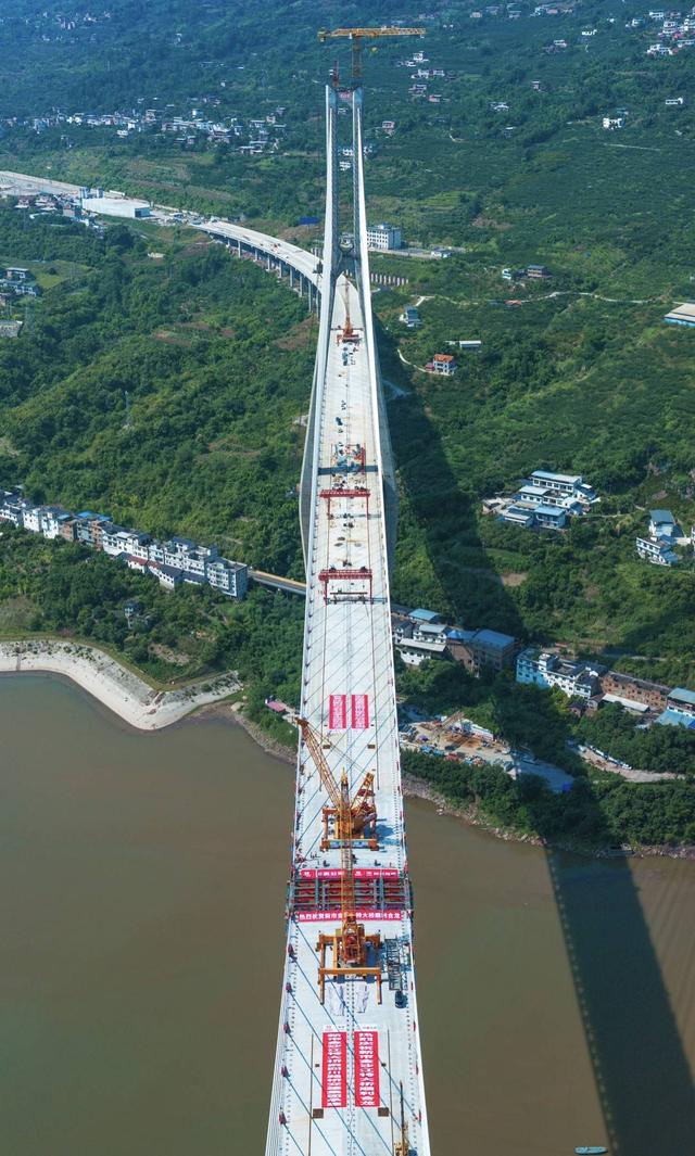 百米高空毫米级合龙！川滇最高索塔斜拉桥通车倒计时 两省第9条高速通道将贯通丨封面头条