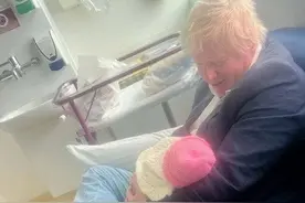 英媒：英国前首相鲍里斯·约翰逊再添一女，已是九个孩子的父亲图片