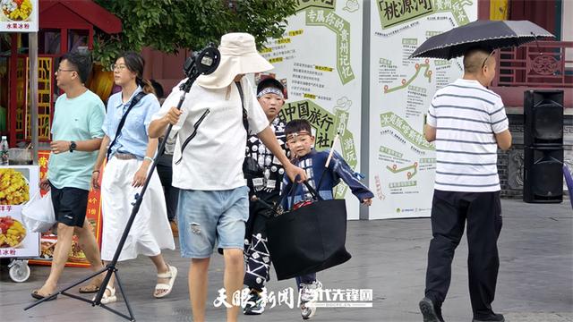咔嚓！青石板上的亲子大片，藏着这座古镇600年的故事