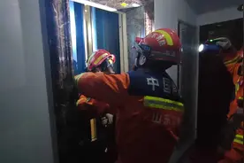 滨州：外卖员深夜被困电梯 消防紧急救援图片