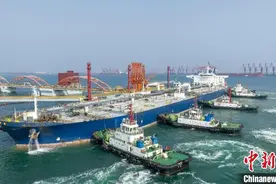 山东日照港第四座30万吨级原油码头投产 打造亿吨级原油集散地图片