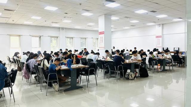 一位难求！呼和浩特这个地方最近超火爆，早上8点不到就已经排开长队
