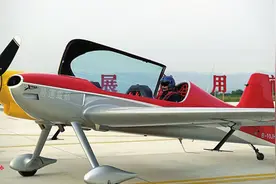 特技飞行“冠军机”进驻灵丘平型关机场图片