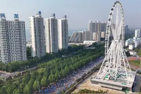 （体育）马拉松——秦皇岛马拉松鸣枪开跑图片