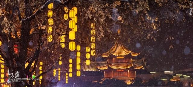 金陵飞雪讯，静待秦淮妆