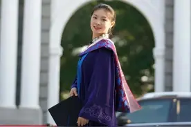 清华女硕士二次入伍，成海军陆战队军官授衔中尉，曾夺全国女子铁人三项冠军图片