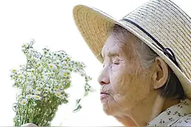 不管几岁，可爱万岁！90岁老人被外孙女拍出少女心图片