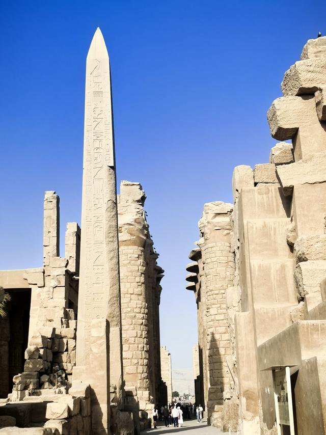 晚潮｜“迷失”在卡纳克石柱森林中