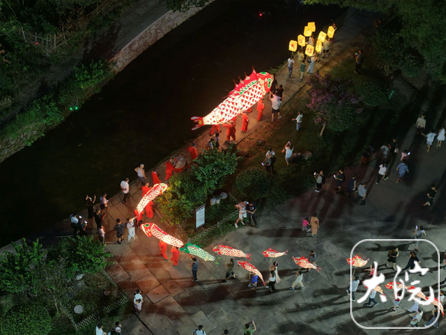 徽州千年古村夏夜：鱼灯穿街巷，烟花照黛瓦