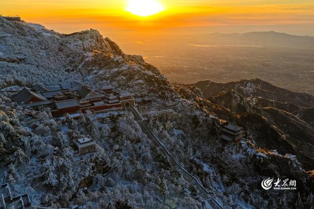霜峰染金辉 泰山冬日沐暖阳