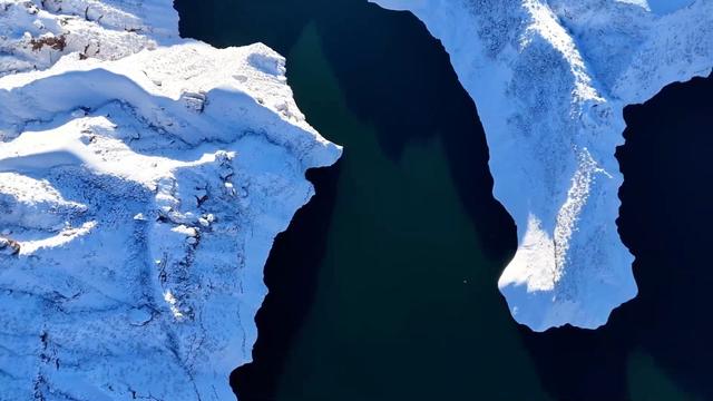 天山百里丹霞 雪后初霁展雄浑冬韵