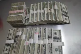 海关查获出境旅客30万美元现金图片