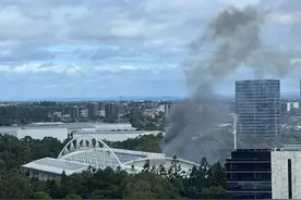 澳大利亚悉尼一水上运动中心发生火灾 暂无人员伤亡报告图片