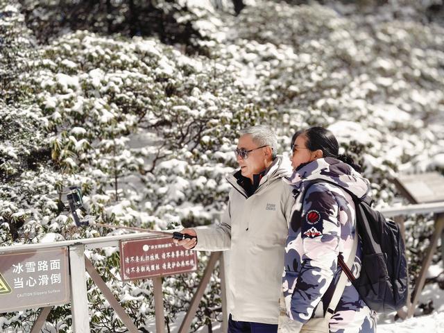 大理苍山：冬日首场降雪引客来